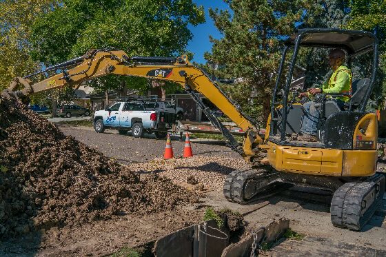 An excavation crew removing Earth with machines