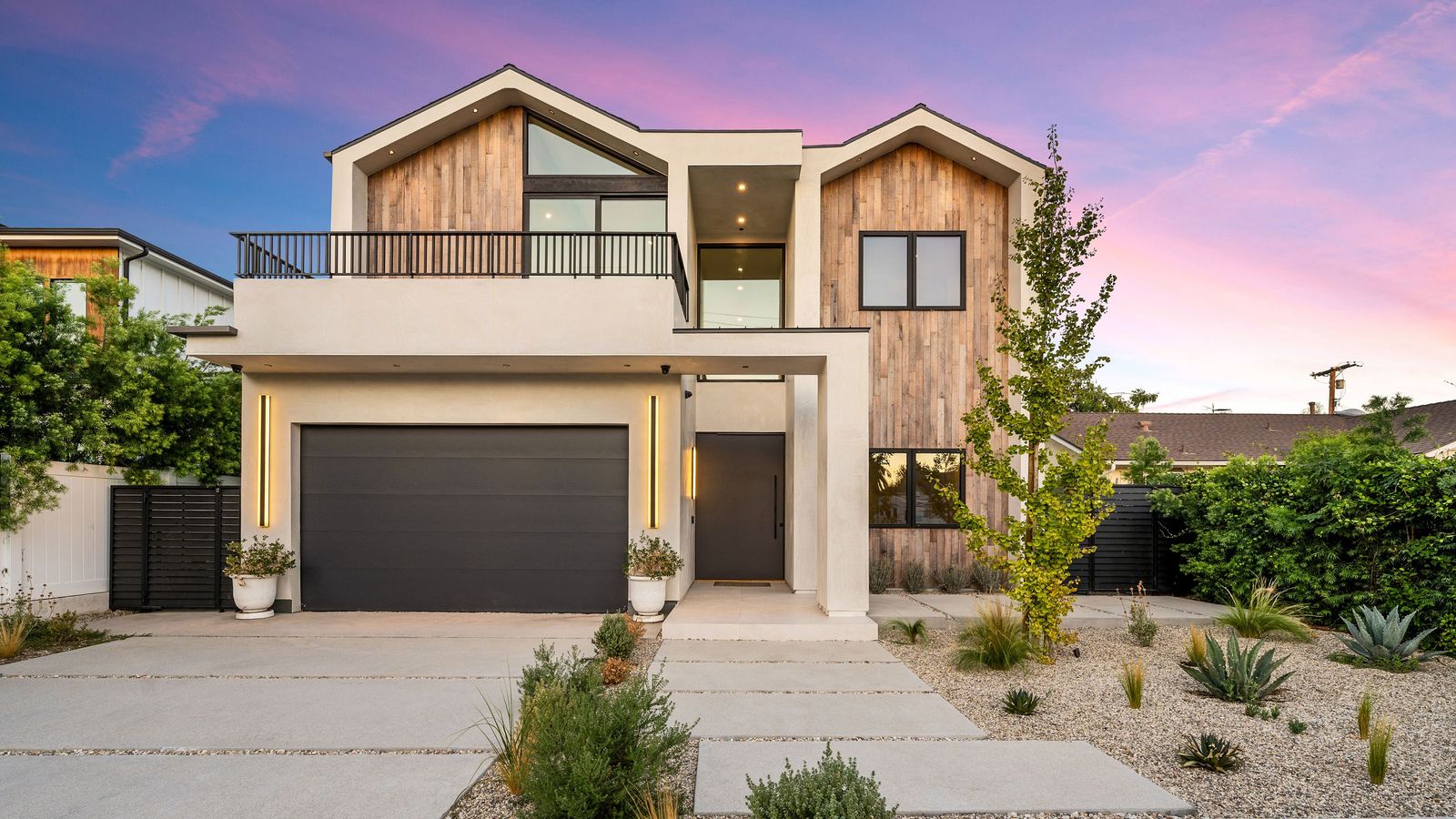 A modern home in the desert